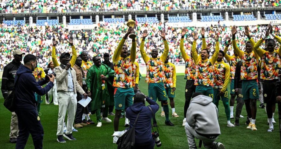 Senegal desfila troféu AFCON em partida na França, apesar de ter sido destituído do título