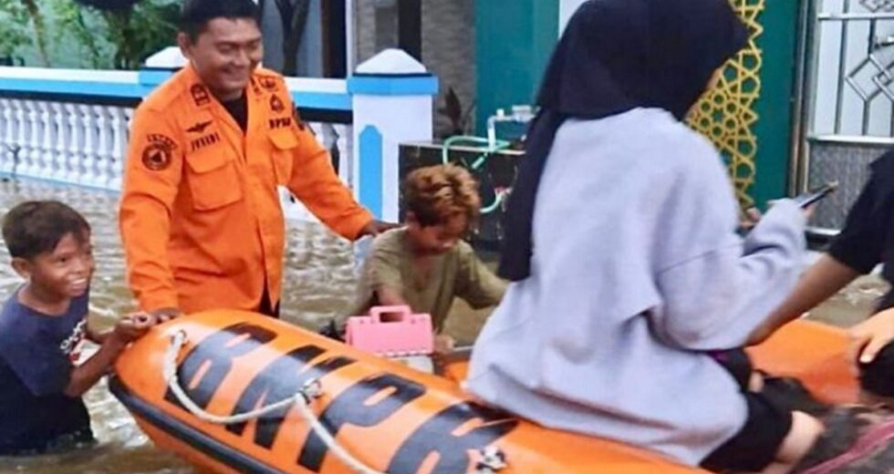 Inundações cercam seis aldeias em Batang, moradores presos dentro de suas casas