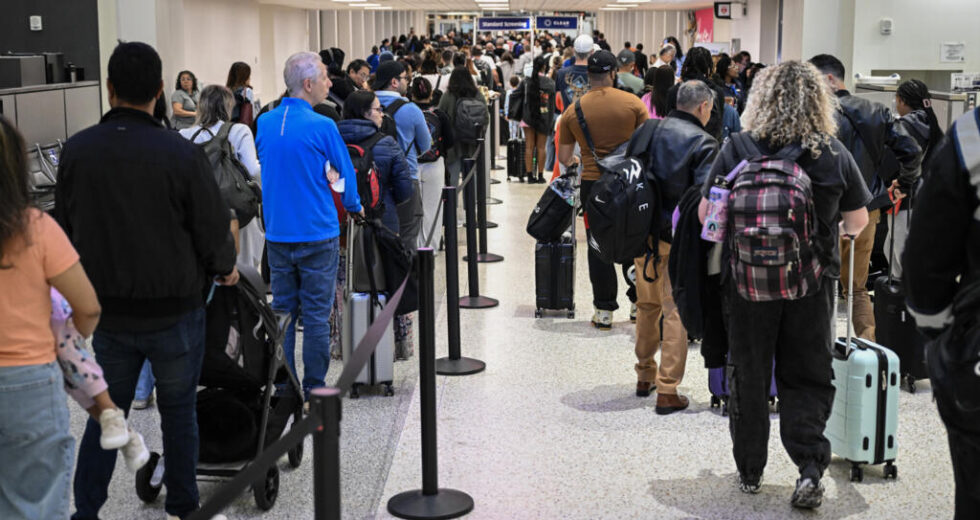 Trump ameaça enviar agentes do ICE aos aeroportos em meio ao impasse de financiamento da TSA