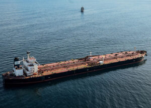 EUA permitem a venda de petróleo russo no mar enquanto a guerra no Médio Oriente faz disparar os preços da energia