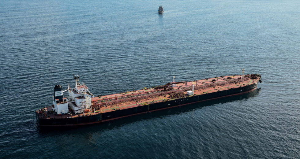 EUA permitem a venda de petróleo russo no mar enquanto a guerra no Médio Oriente faz disparar os preços da energia