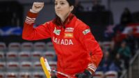 Kerri Einarson, do Canadá, vence o quinto jogo consecutivo nos playdowns do curling mundial feminino – Winnipeg