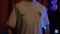 A febre do futebol atinge Nova York enquanto a França revela a camisa do time para a Copa do Mundo