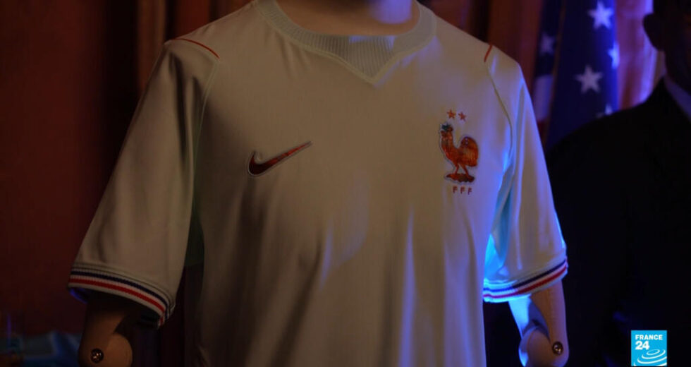 A febre do futebol atinge Nova York enquanto a França revela a camisa do time para a Copa do Mundo