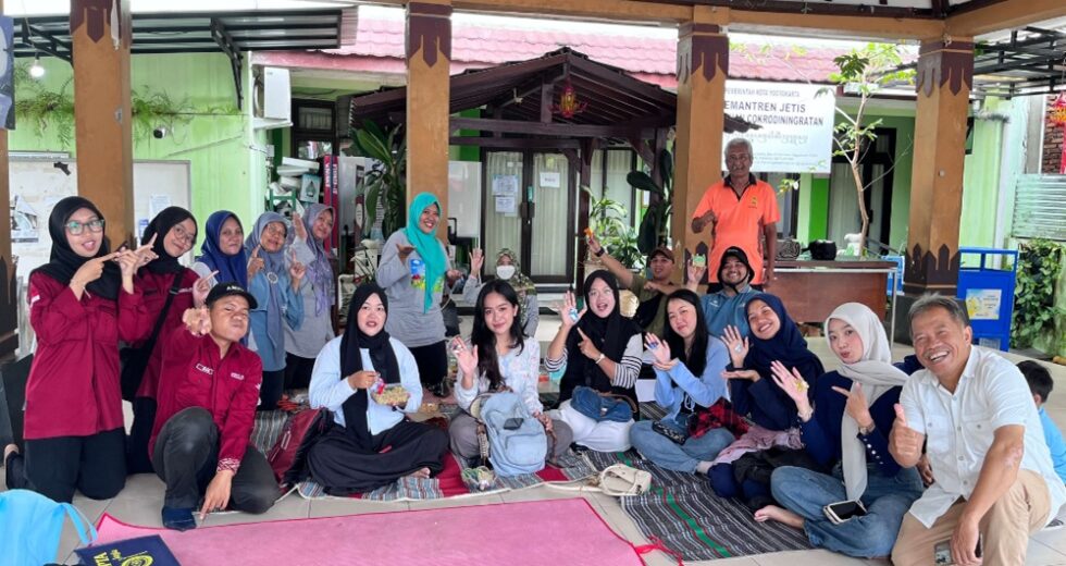 É assim que a vila turística de Cokrodiningratan transforma lixo em souvenirs