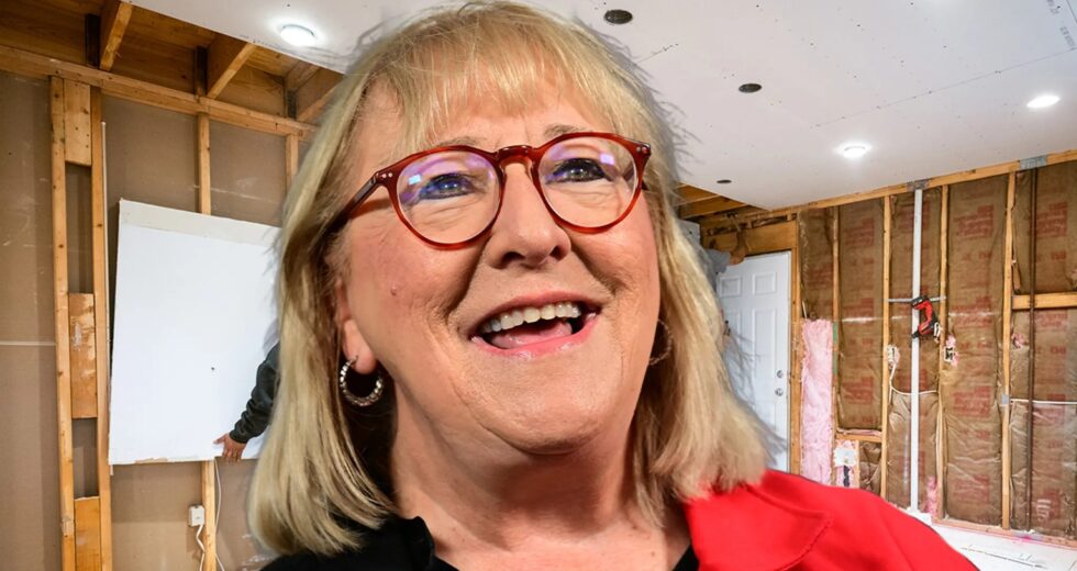 Donna, mãe de Travis e Jason Kelce, reformando sua modesta casa na Flórida