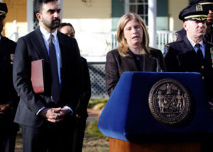 Dois homens acusados ​​de terror inspirado pelo ISIS após bomba de pregos lançada em protesto em Nova York