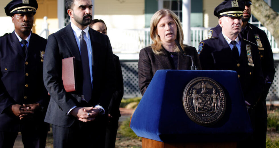 Dois homens acusados ​​de terror inspirado pelo ISIS após bomba de pregos lançada em protesto em Nova York