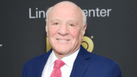 Barry Diller brinca sobre David Ellison e Jason Blum no PGA Awards