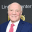 Barry Diller brinca sobre David Ellison e Jason Blum no PGA Awards