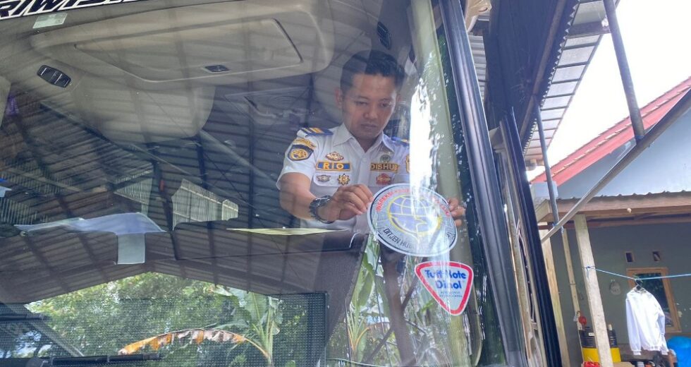 Rampa do Departamento de Transporte de Kulonprogo verifica ônibus de turismo antes do Eid