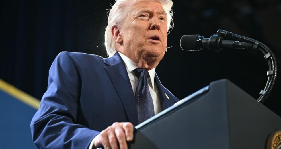 Trump diz que a guerra no Irão pode terminar “em breve”, à medida que o conflito no Médio Oriente abala os mercados