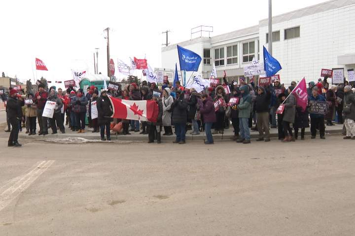 Manifestantes temem que cuidados de saúde de dois níveis ‘ao estilo americano’ cheguem ao Canadá