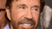 Chuck Norris, estrela de cinema de ação norte-americana cuja dureza inspirou intermináveis ​​memes, morre aos 86 anos