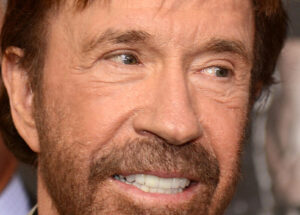 Chuck Norris, estrela de cinema de ação norte-americana cuja dureza inspirou intermináveis memes, morre aos 86 anos