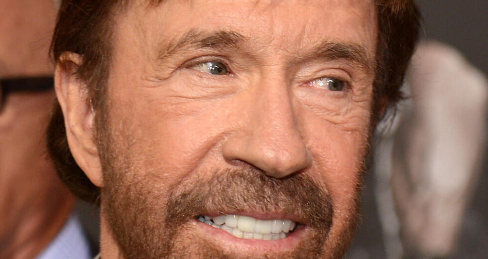 Chuck Norris, estrela de cinema de ação norte-americana cuja dureza inspirou intermináveis ​​memes, morre aos 86 anos