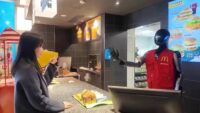 Veja o McDonald’s testar robôs humanóides na linha de frente