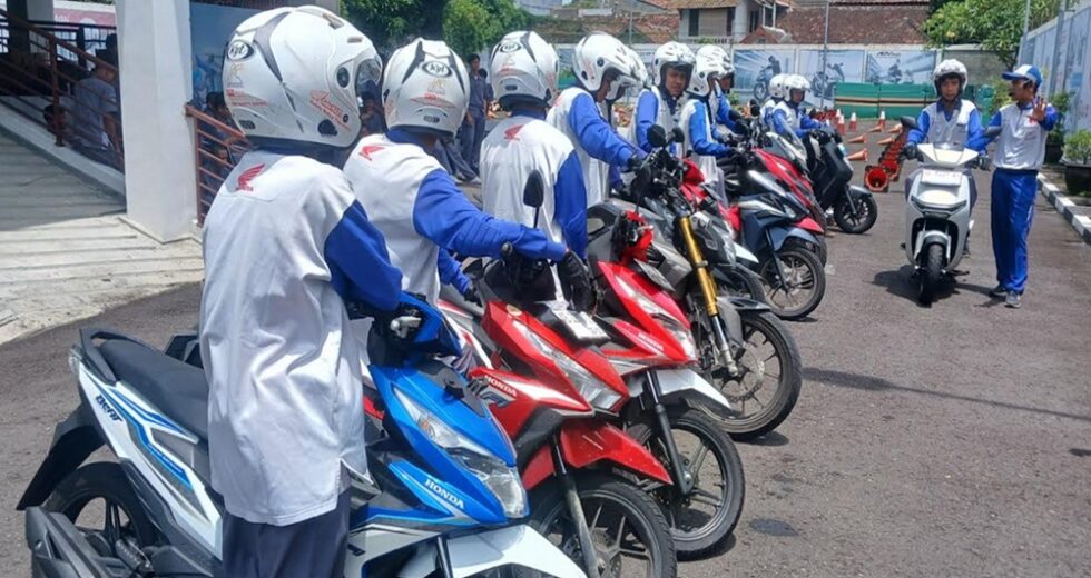 O treinamento de equitação de segurança da Astra Motor Yogyakarta tem como alvo alunos de escolas profissionais