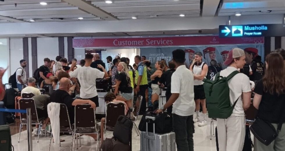 Centenas de passageiros detidos no aeroporto de Bali devido à guerra Irã-EUA