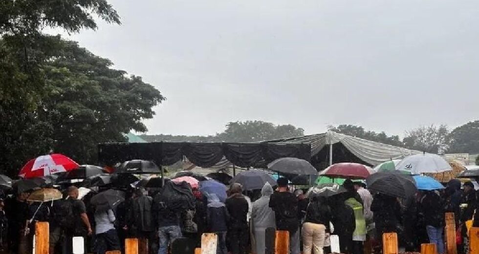 O corpo de Vidi Aldiano foi enterrado em Tanah Kusir, perto do túmulo de Bung Hatta