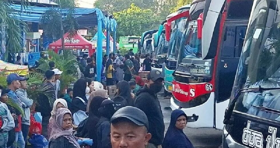 Eid Homecoming, passageiros do terminal Kampung Rambutan aumentam 100 por cento