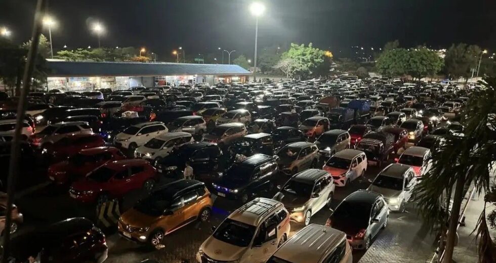 O fluxo de retorno no porto de Bakauheni está começando a ficar mais movimentado, aumentando 45%