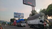 Fila de caminhões em Ketapang se estende por 12 horas, motoristas reclamam do atendimento