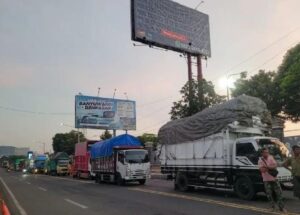 Fila de caminhões em Ketapang se estende por 12 horas, motoristas reclamam do atendimento