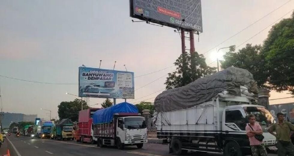 Fila de caminhões em Ketapang se estende por 12 horas, motoristas reclamam do atendimento