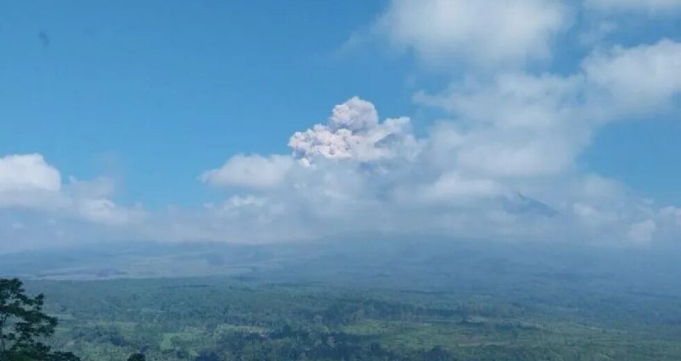 Monte Semeru entra em erupção, nuvens quentes rolam 3,5 km