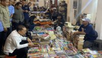 Fadli Zon compra livros e jornais antigos no mercado Kangen Syawalan, Jogja