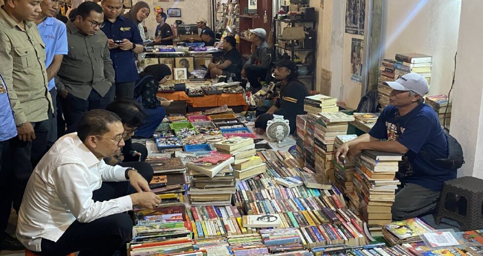 Fadli Zon compra livros e jornais antigos no mercado Kangen Syawalan, Jogja