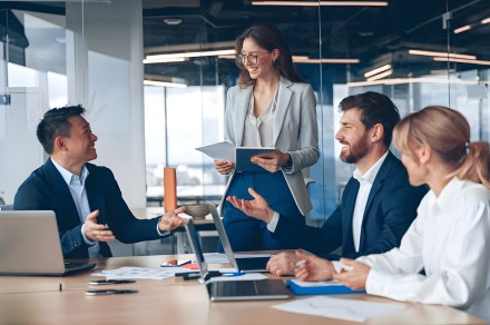 Como posso gerenciar as transações entre empresas de maneira eficaz?