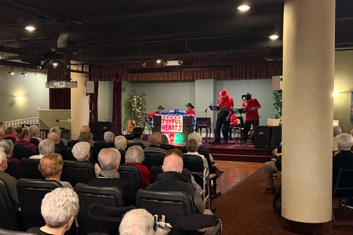 ‘Apenas uma boa vibração’: idosos da Nova Escócia formam banda para compartilhar seu amor pela música – Halifax