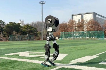 Veja este robô humanóide que caminha pela lua impressionar com agilidade realista