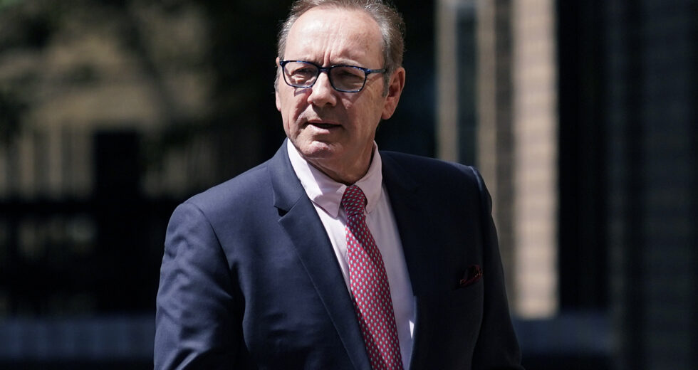 Kevin Spacey resolve casos de agressão sexual no Reino Unido fora dos tribunais