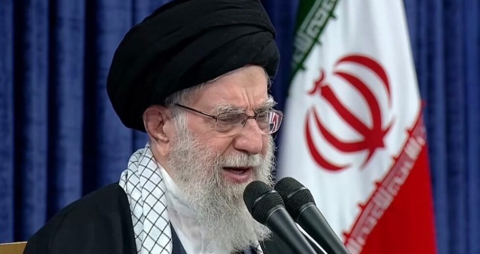 Aiatolá Khamenei supostamente morto em ataque EUA-Israel