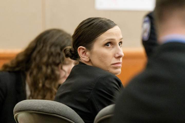 Mulher norte-americana que escreveu um livro de luto após a morte do marido é considerada culpada de seu assassinato – National