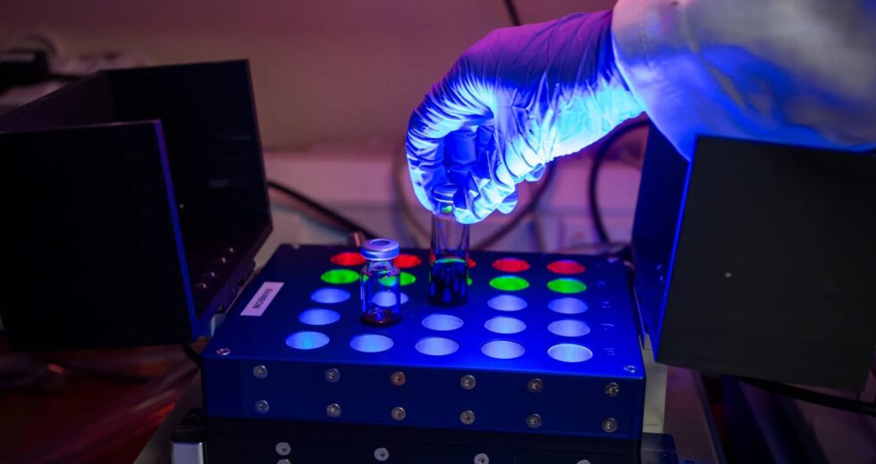 Um erro de laboratório em Cambridge revela uma nova maneira poderosa de modificar moléculas de medicamentos