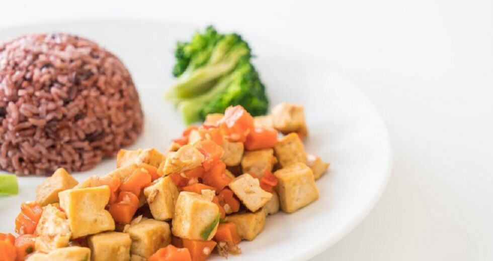 Fraqueza frequente e queda de cabelo podem ser causadas pela falta de proteínas