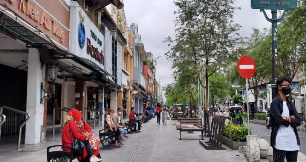 Governo da cidade de Jogja prepara arranjo de fachada de loja em Malioboro