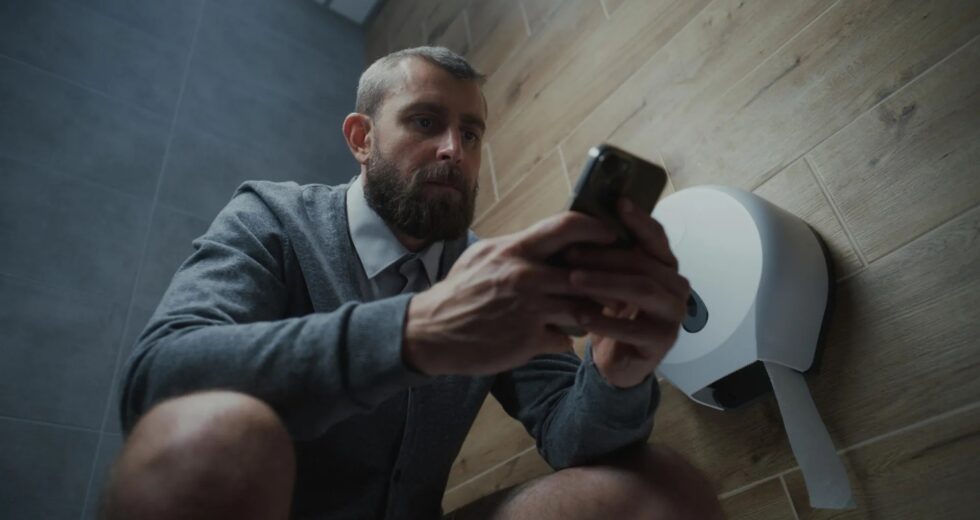 Estudo descobre que o uso do telefone no banheiro pode causar problemas médicos dolorosos