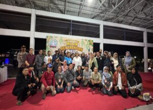 Milhares de migrantes chegam ao terminal Semin, Gunungkidul, recebidos pelo regente