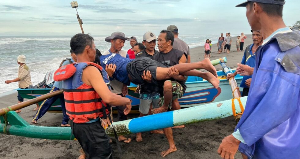 Dois barcos encalharam seguidos na praia de Depok Bantul. Parabéns Empat