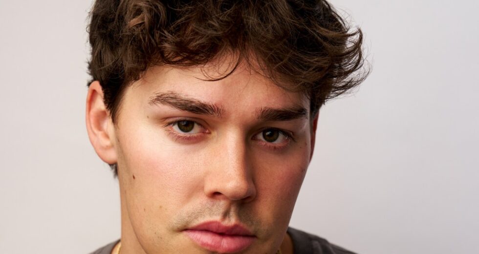 Série de TV ‘Baywatch’ lança Noah Beck como Luke