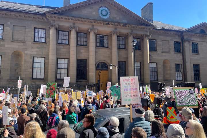 A legislatura da Nova Escócia foi fechada ao público depois que manifestantes cantores interromperam a votação do orçamento – Halifax