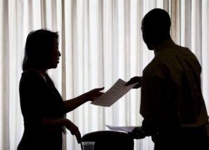 Como a tecnologia de IA está impulsionando e polarizando a busca moderna de emprego