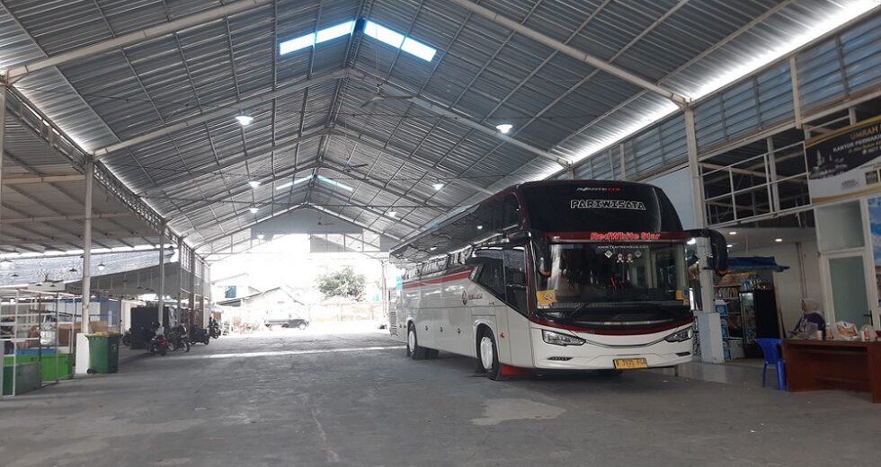 A antiga Torre do Café Kotabaru está começando a ficar lotada de ônibus turísticos