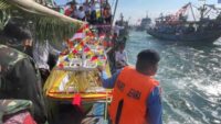 Milhares de barcos lotados no mar de Jepara lutam pelas ofertas de Lomban