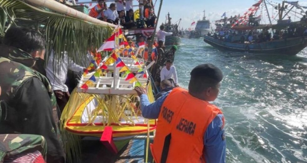 Milhares de barcos lotados no mar de Jepara lutam pelas ofertas de Lomban